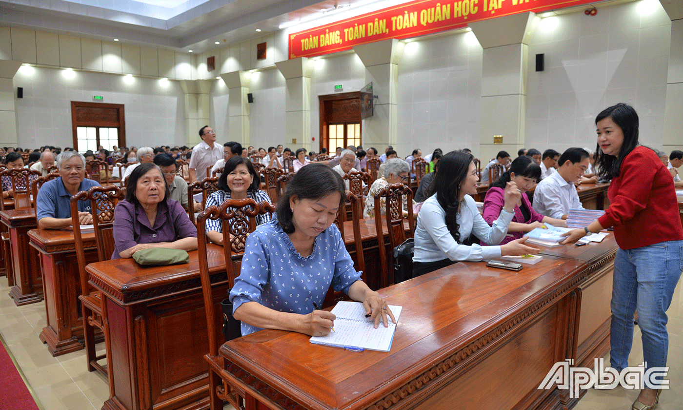 Đông đảo cán bộ, đảng viên tỉnh Tiền Giang tham dự hội nghị.
