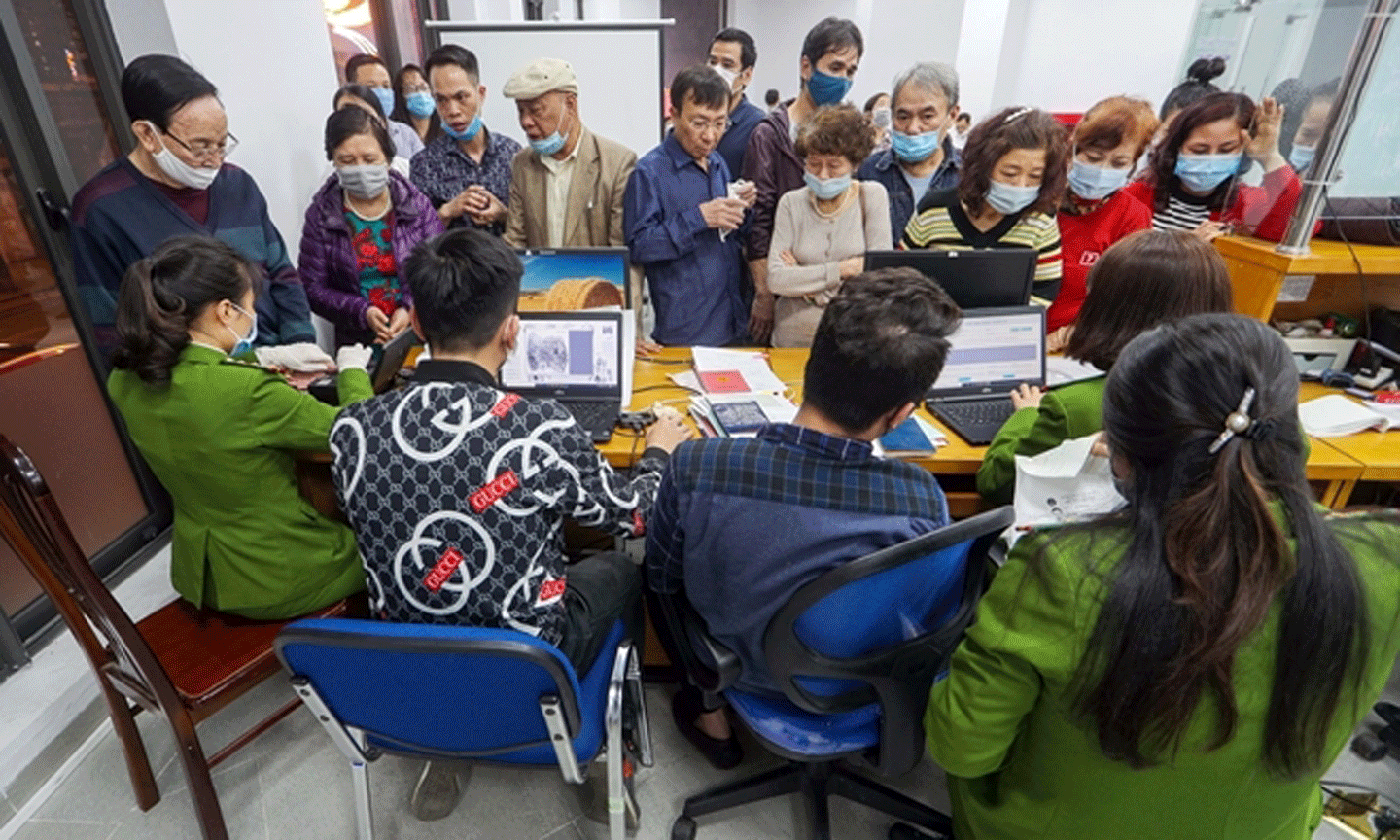 Cán bộ chiến sĩ Công an quận Hoàn Kiếm (Hà Nội) tận tình hướng dẫn, giúp đỡ người dân làm thủ tục thẻ CCCD gắn chíp điện tử nhanh chóng, thuận tiện. Ảnh: P.Sơn. 