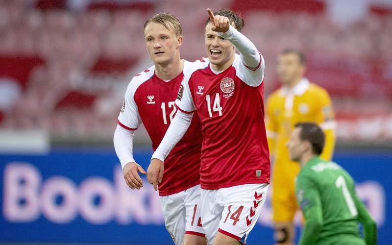 Mikkel Damsgaard ăn mừng bàn thắng trong thắng lợi kỷ lục 8-0 của Đan Mạch trước Moldova. (Ảnh: IMAGO)