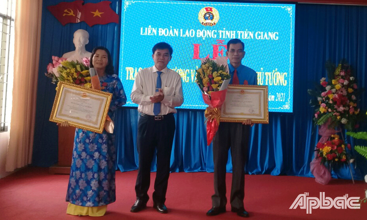 Đồng chí Nguyễn Văn Mười, Tỉnh ủy viên, Phó Chủ tịch UBND tỉnh trao Huân chương lao động hạng Nhất cho đồng chí Trương Văn Hiền, Chủ tịch LĐLĐ tỉnh và Huân chương lao động hạng Nhì cho đồng chí Lê Thanh Tiền, Phó Chủ tịch LĐLĐ tỉnh