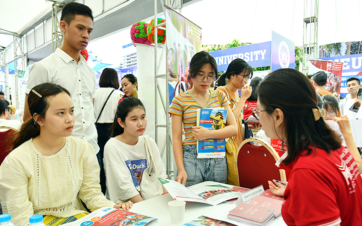 Học sinh tìm hiểu thông tin tại Ngày hội tư vấn tuyển sinh - hướng nghiệp năm 2020. Ảnh: MINH HÀ