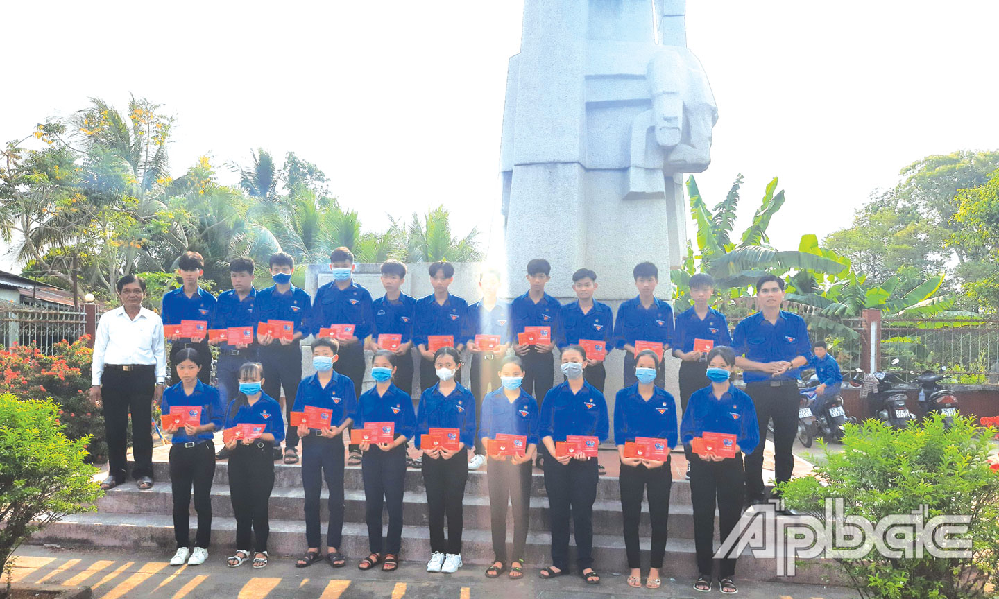 Thanh niên và đội viên ưu tú xã Mỹ Hạnh Trung được trao Thẻ đoàn, cài Huy hiệu Đoàn tại Khu Di tích Vịnh Bà Thu. 			                                                                      Ảnh: Thị đoàn Cai Lậy cung cấp.
