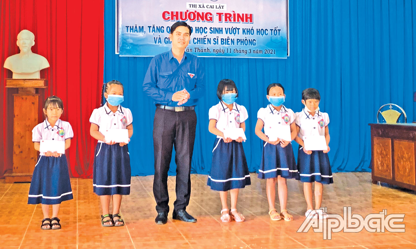 Bí thư Thị đoàn Cai Lậy Phạm Thanh Trà tặng quà cho học sinh nghèo vượt khó xã Tân Thành  (huyện Gò Công Đông).                                                                                                         Ảnh: Thị đoàn Cai Lậy cung cấp.