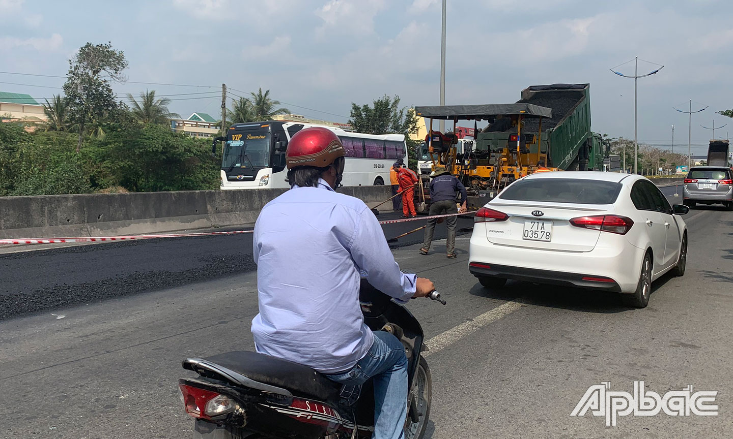 Mặt đường đang bị thu hẹp ảnh hưởng đến các phương tiện lưu thông.