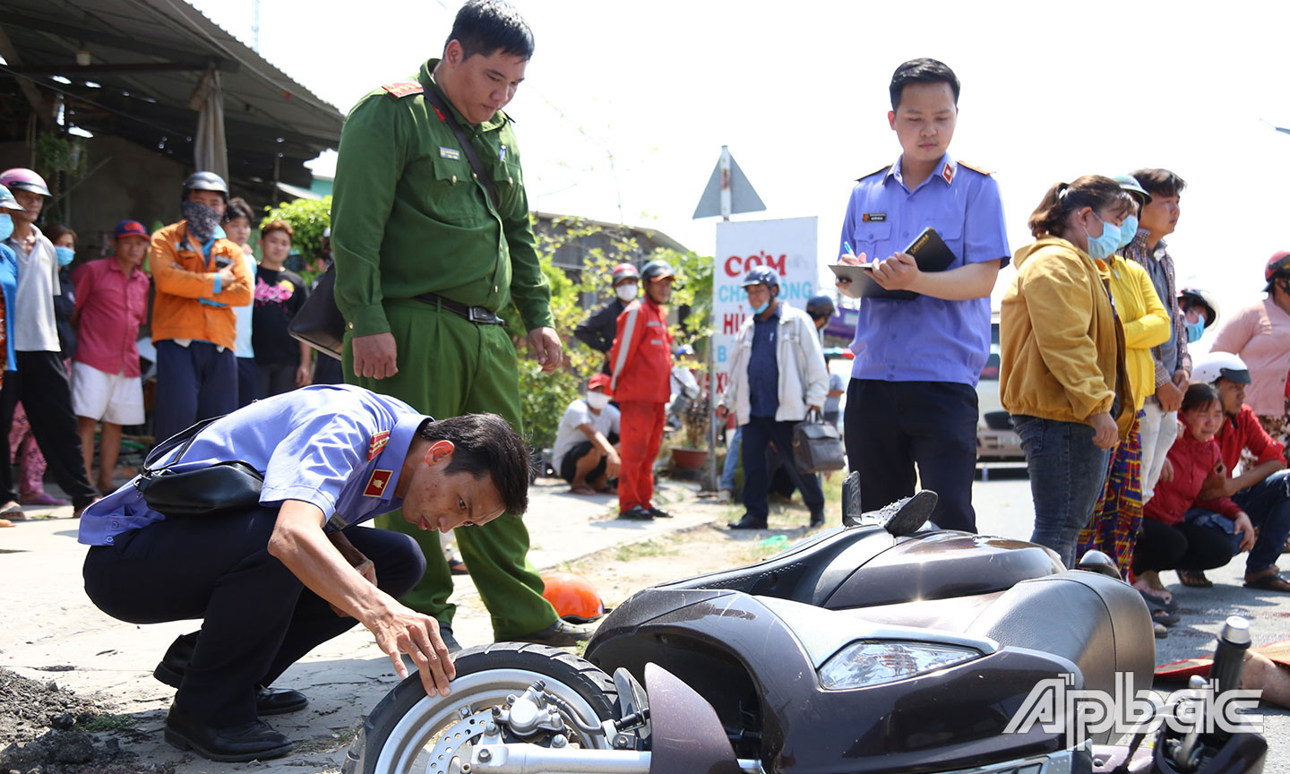 Cơ quan chức năng tiến hành khám nghiệm hiện trường 1 vụ TNGT trưa ngày 31-3 trên đường dẫn vào cao tốc thuộc xã Thân Cửu Nghĩa, huyện Châu Thành, tỉnh Tiền Giang.