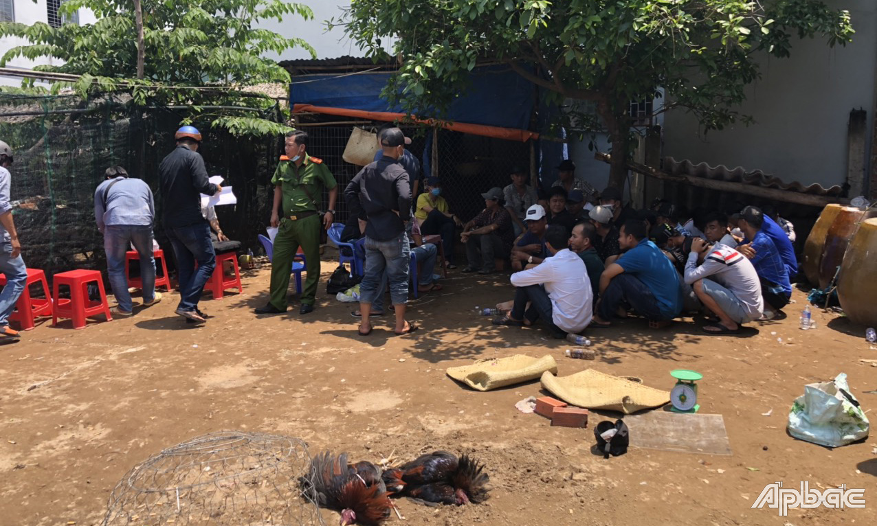Các đối tượng có mặt tại nơi tổ chức đánh bạc.