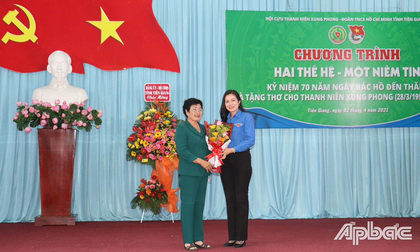 Đồng chí Nguyễn Thị Uyên Trang tặng hoa cho cô Huỳnh Thị Lý - UVBCH TW Hội, CHủ tịch Hội Cựu TNXP tỉnh Tiền Giang. 