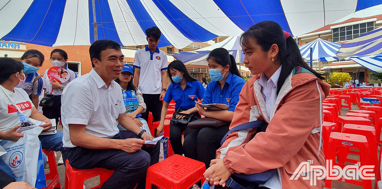 Tiến sĩ Phạm Tấn Hạ, Phó Hiệu trưởng Trường Đại học Khoa học Xã hội và Nhân văn, Đại học Quốc Gia TP. Hồ Chí Minh tư vấn ngành, nghề cho học sinh. 