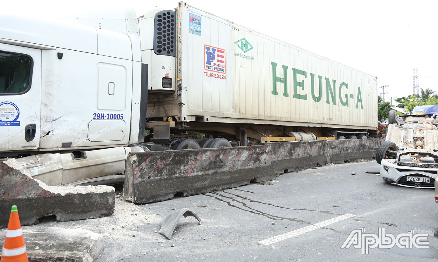 Vụ tai nạn lúc 7 giờ 30 sáng là một phần nguyên nhân khiến các phương tiện ùn ứ nghiêm trọng.