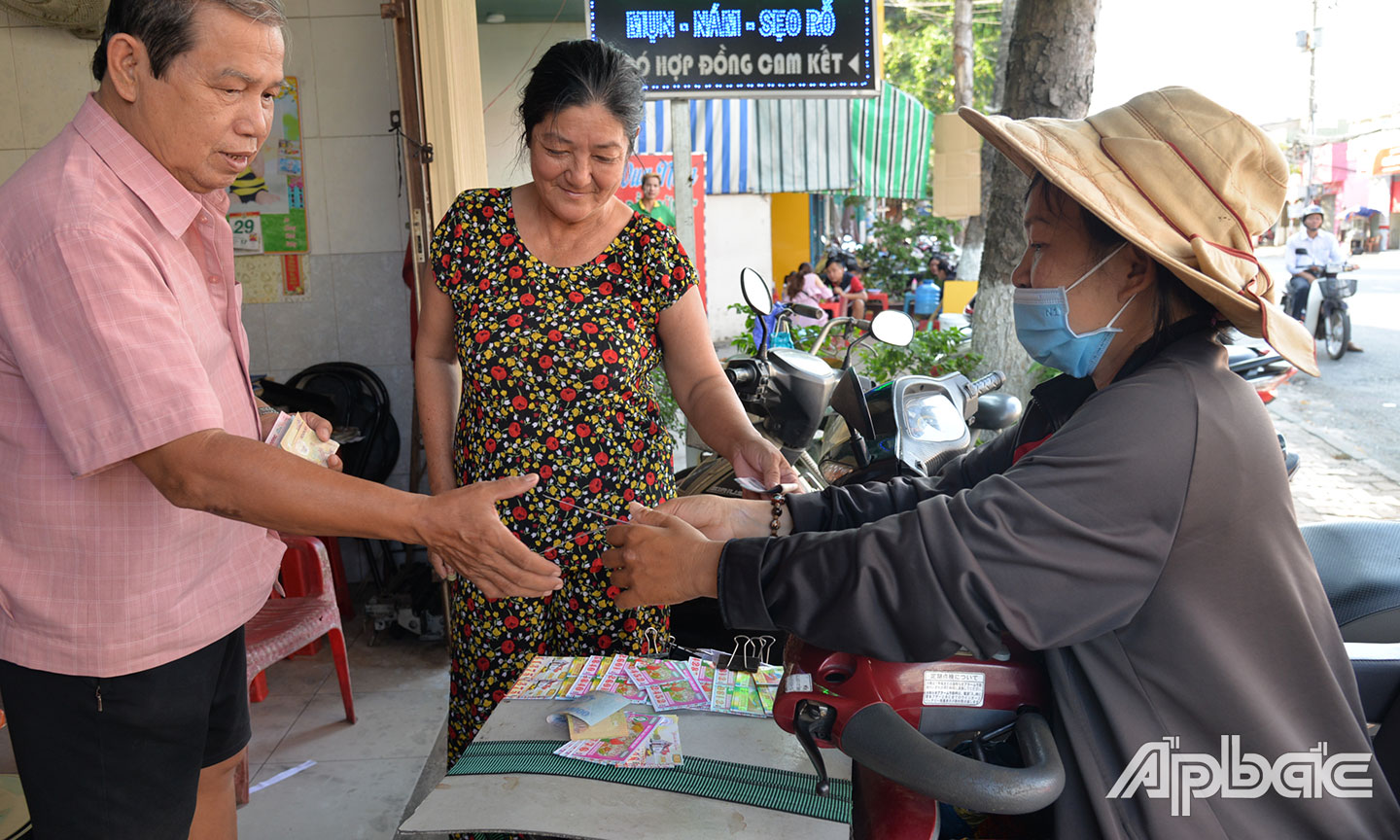 Hằng ngày, chị Hương đi bán vé số để lo cho 2 con ăn học.