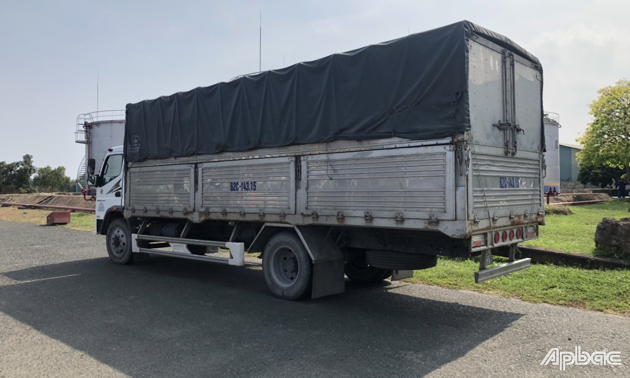 Phương tiện vận chuyển số bình gas nghi giả mạo nhãn hiệu.