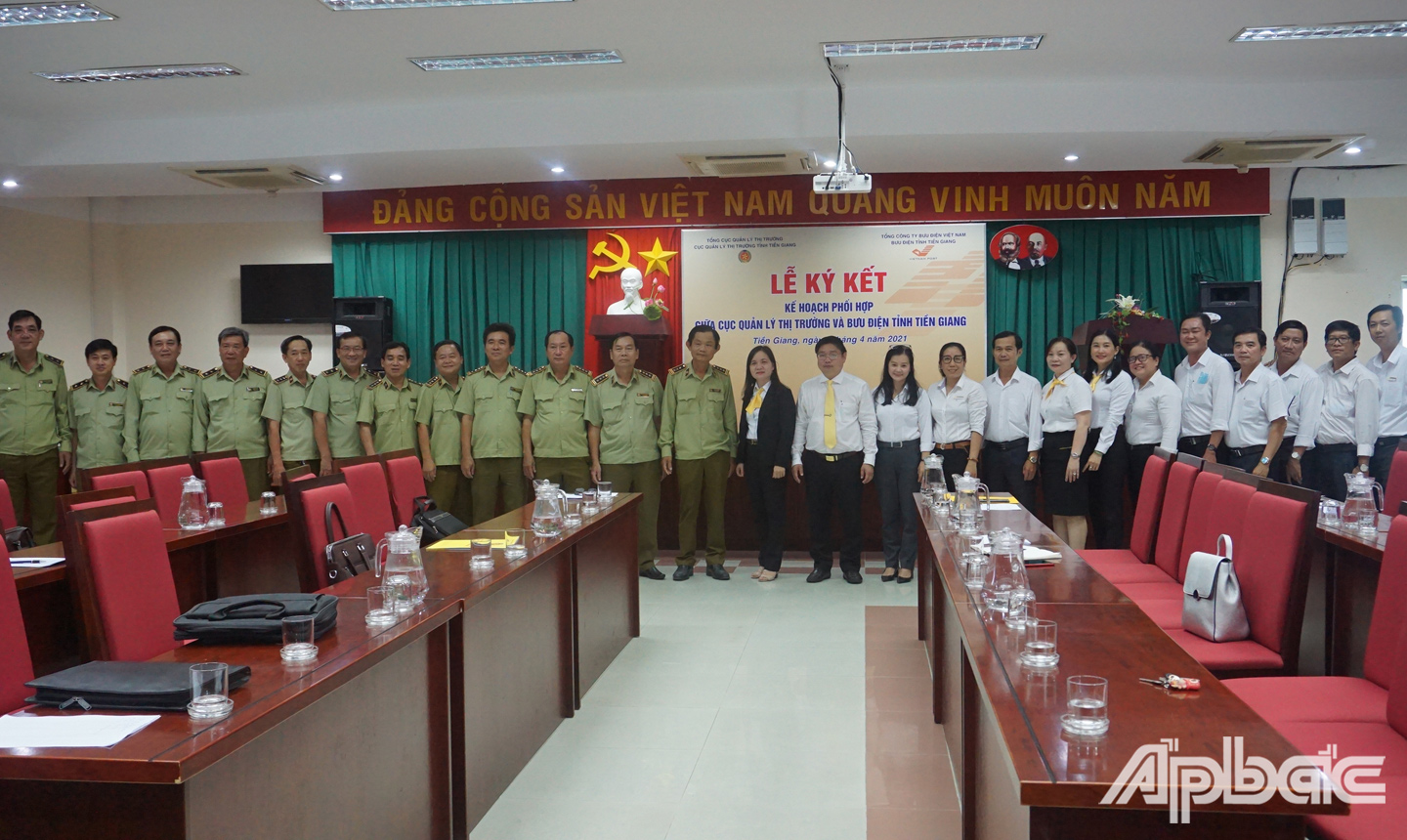 Đại biểu và lãnh đạo 2 đơn vị chụp ảnh lưu niệm