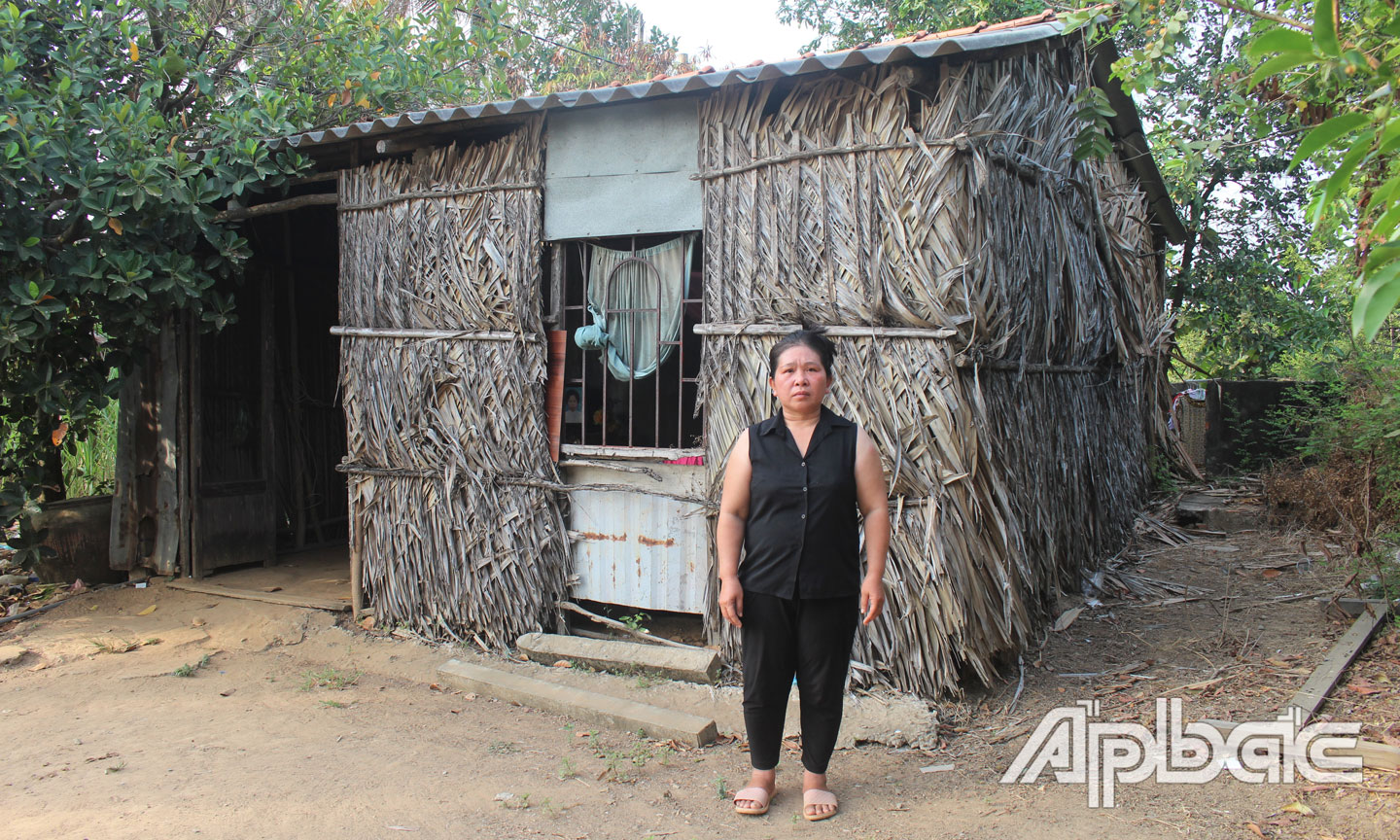  Chị Loan bên căn nhà lá đang xuống cấp.