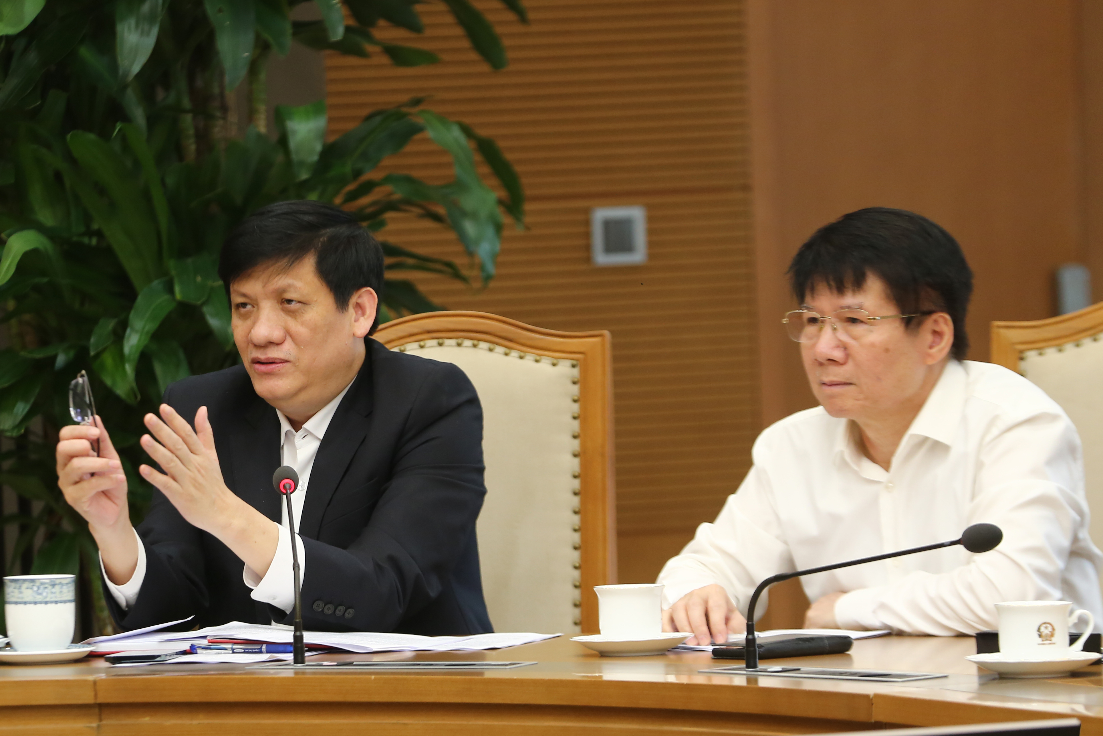 Bộ trưởng Bộ Y tế Nguyễn Thanh Long (bên trái): Đã nảy sinh những khó khăn, vướng mắc mới trong tiếp cận, đàm phán mua các nguồn vaccine. Ảnh: VGP/Đình Nam