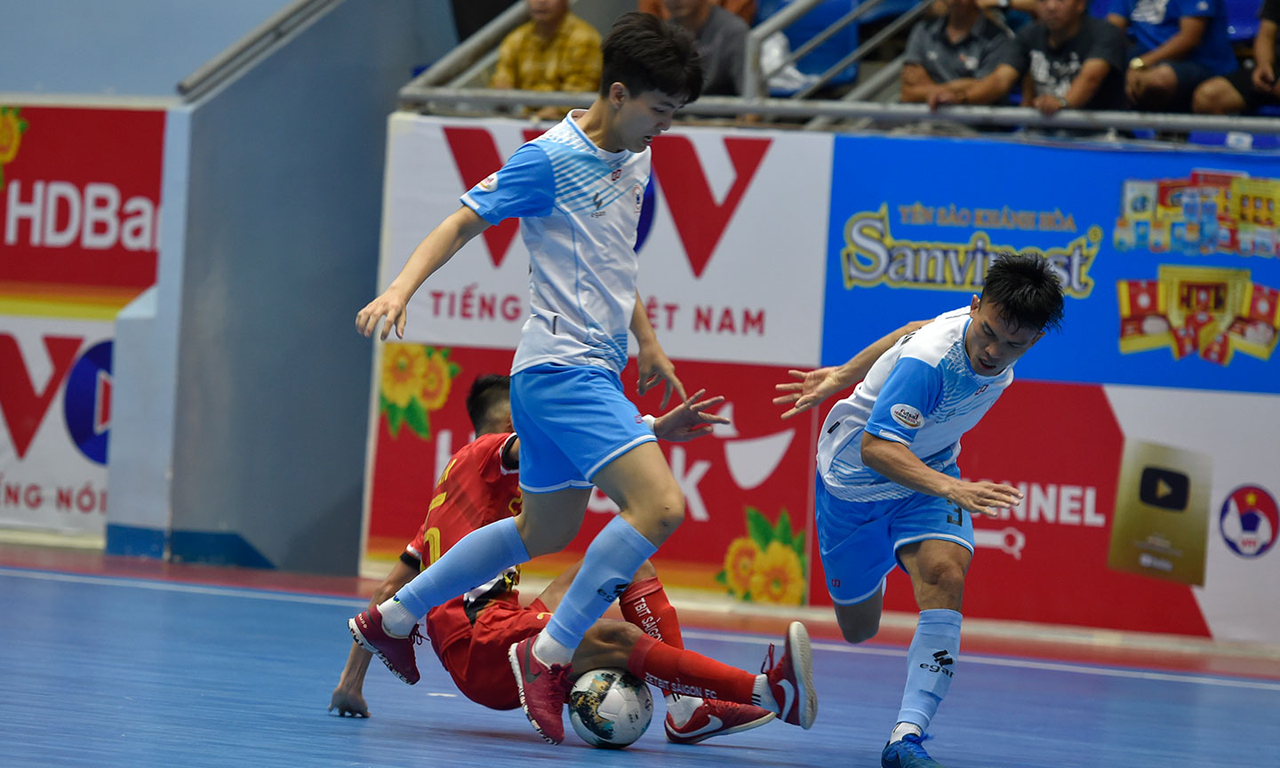 diễn ra với 5 thẻ vàng.