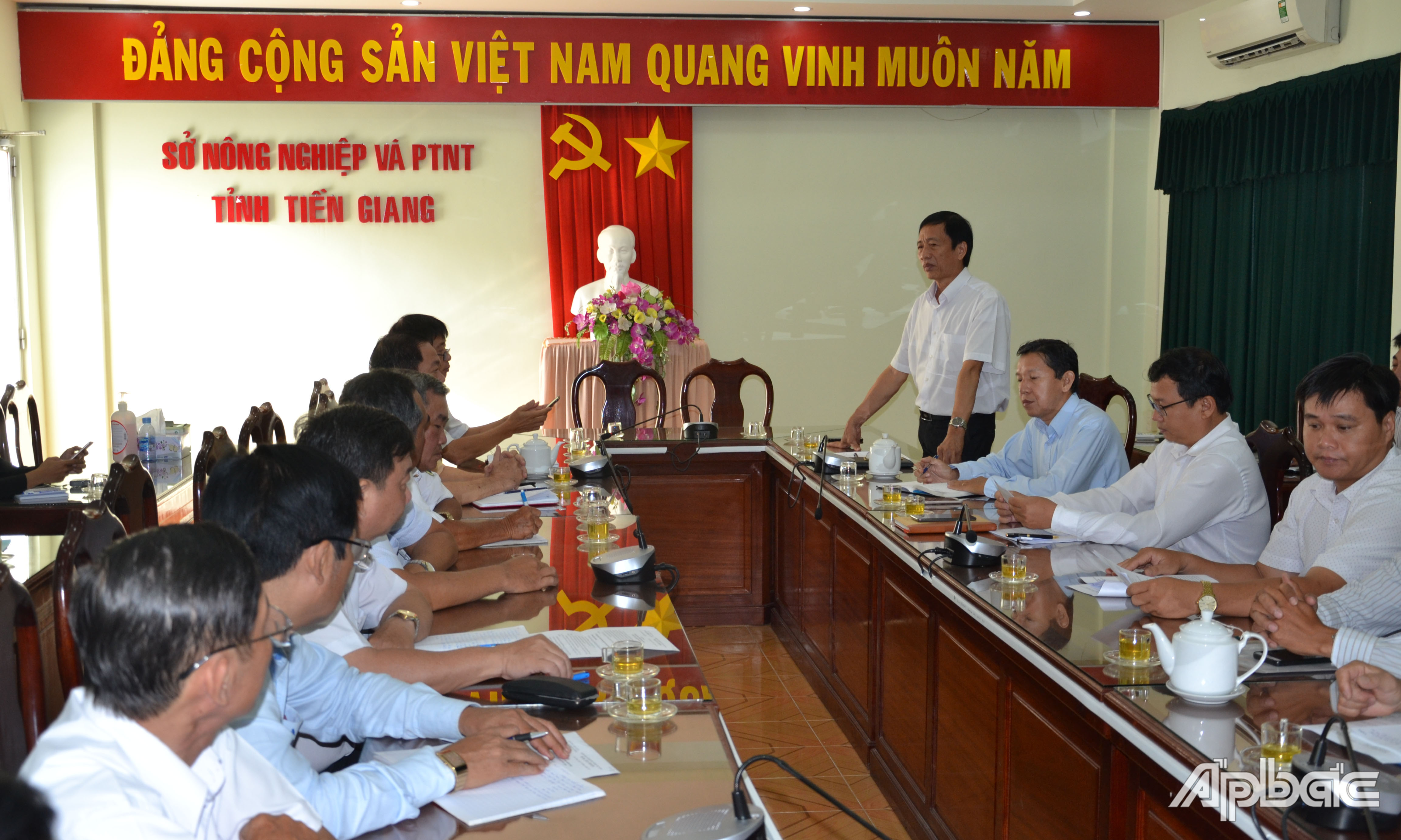 Đồng chí Ưng Hồng Nghi phát biểu tại cuộc họp.
