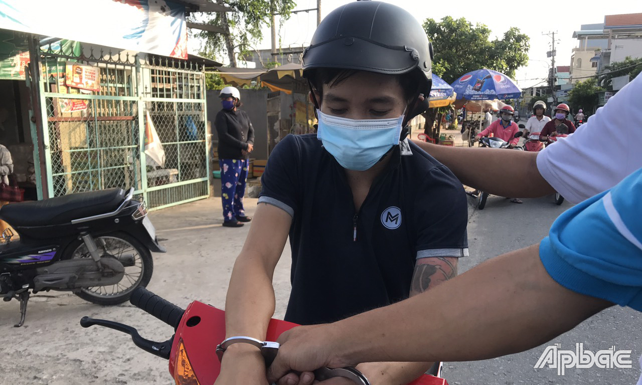 Huỳnh Công Thành bị cảnh sát bắt giữ.