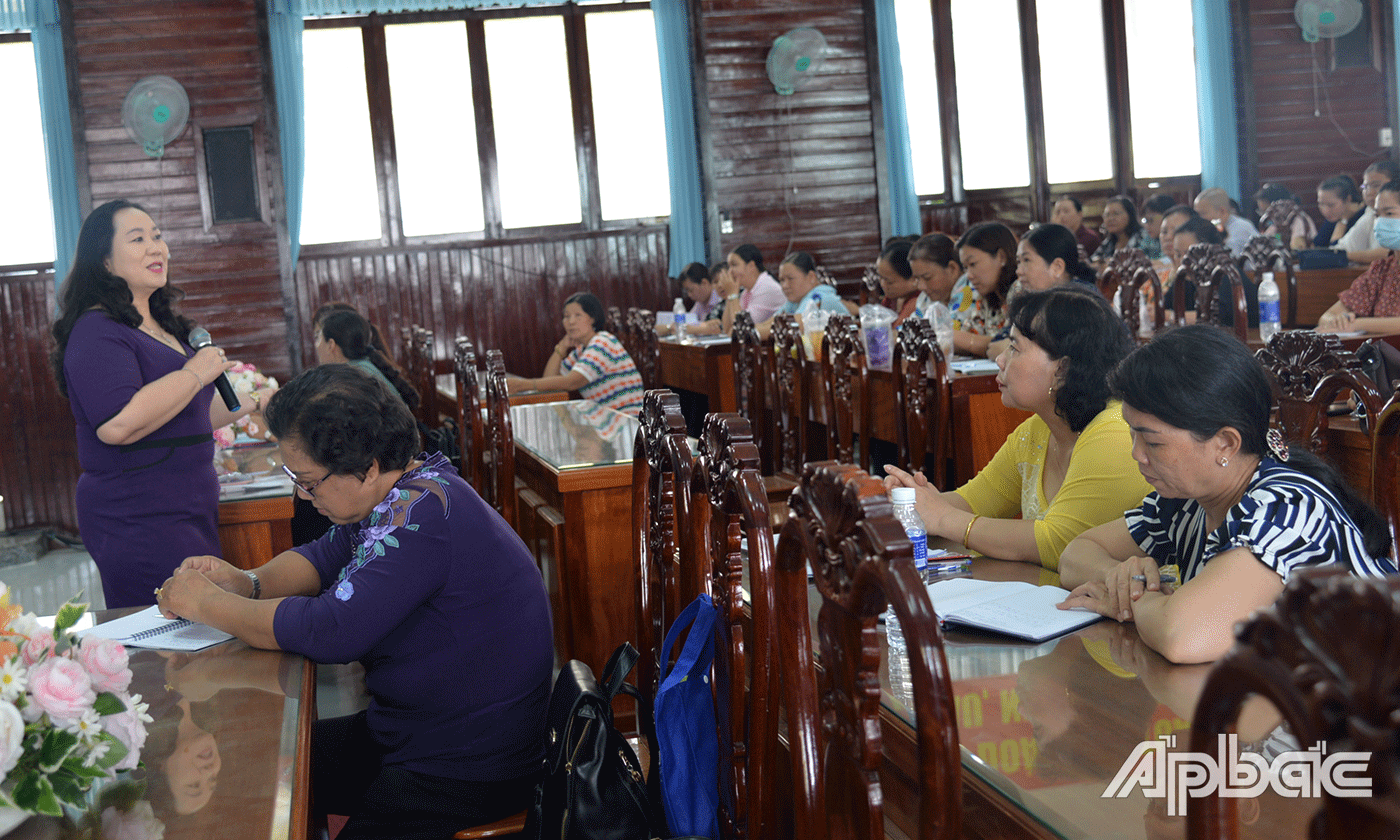 Đông đảo nữ ứng cử viên cụm 2 tham gia tập huấn. 