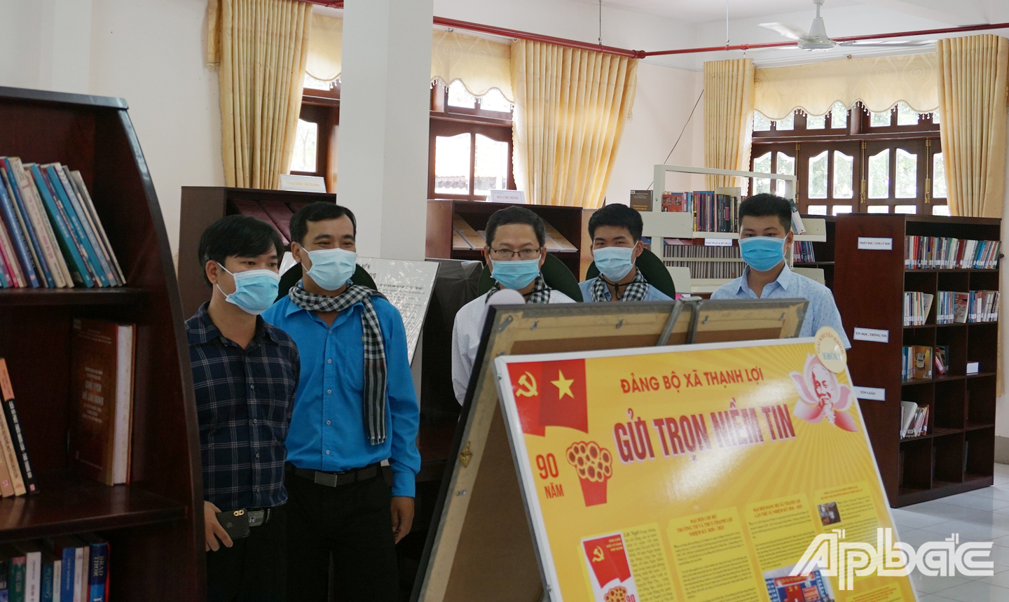 Đoàn thắp hương và tham quan thư viện tại khu lưu niệm Luật sư Nguyễn Hữu Thọ