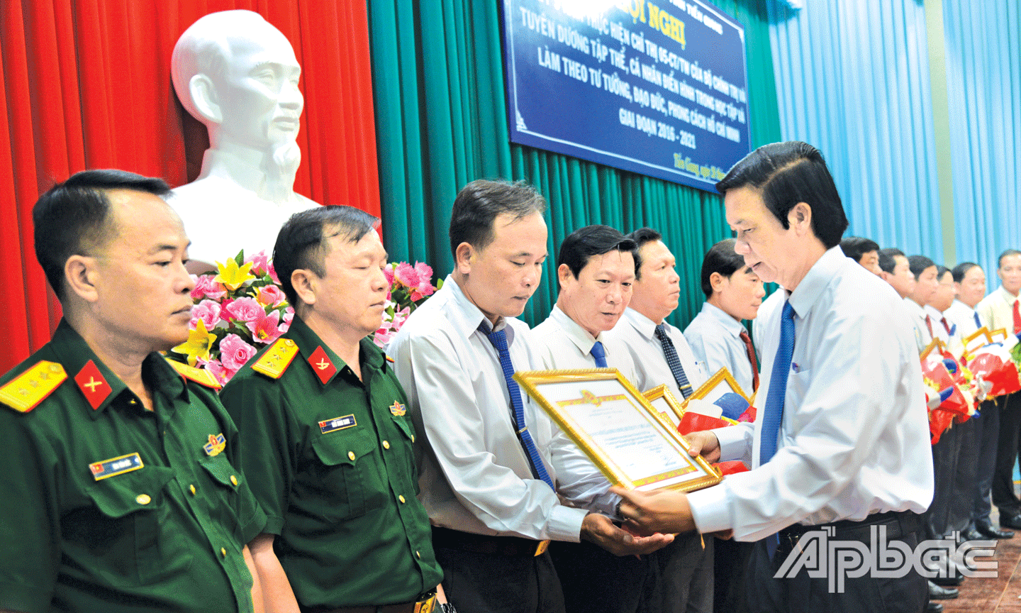 trao thưởng cho các tập thể, cá nhân tiêu biểu qua 5 năm thực hiện Chỉ thị 05 của Bộ Chính trị khóa XII.