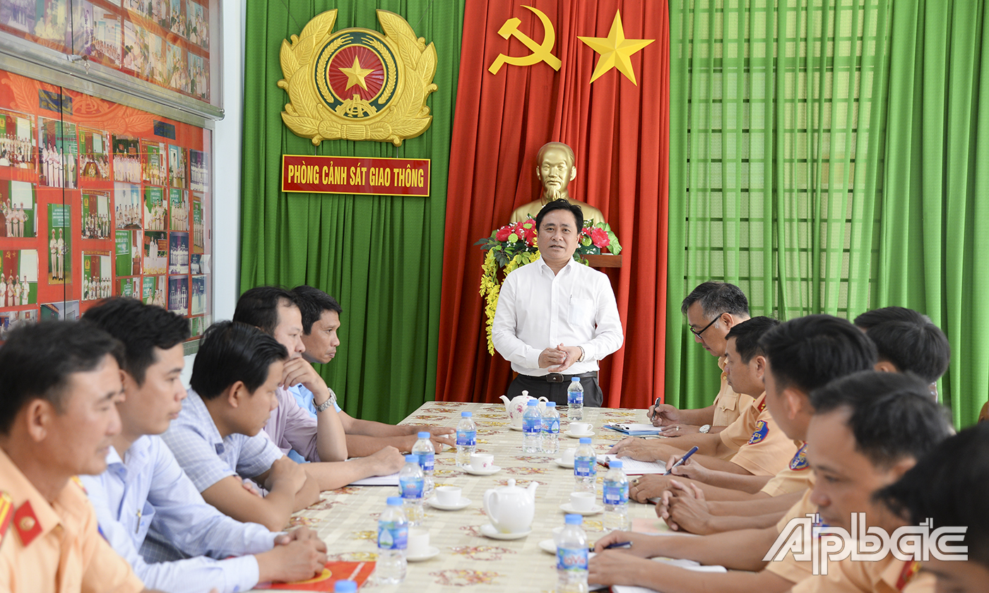 Đồng chí Trần Văn Dũng biểu dương tinh thần, trách nhiệm và chia sẻ những vất vả của lực lượng trong công tác bảo đảm trật tự, an toàn giao thông trong những ngày nghỉ lễ