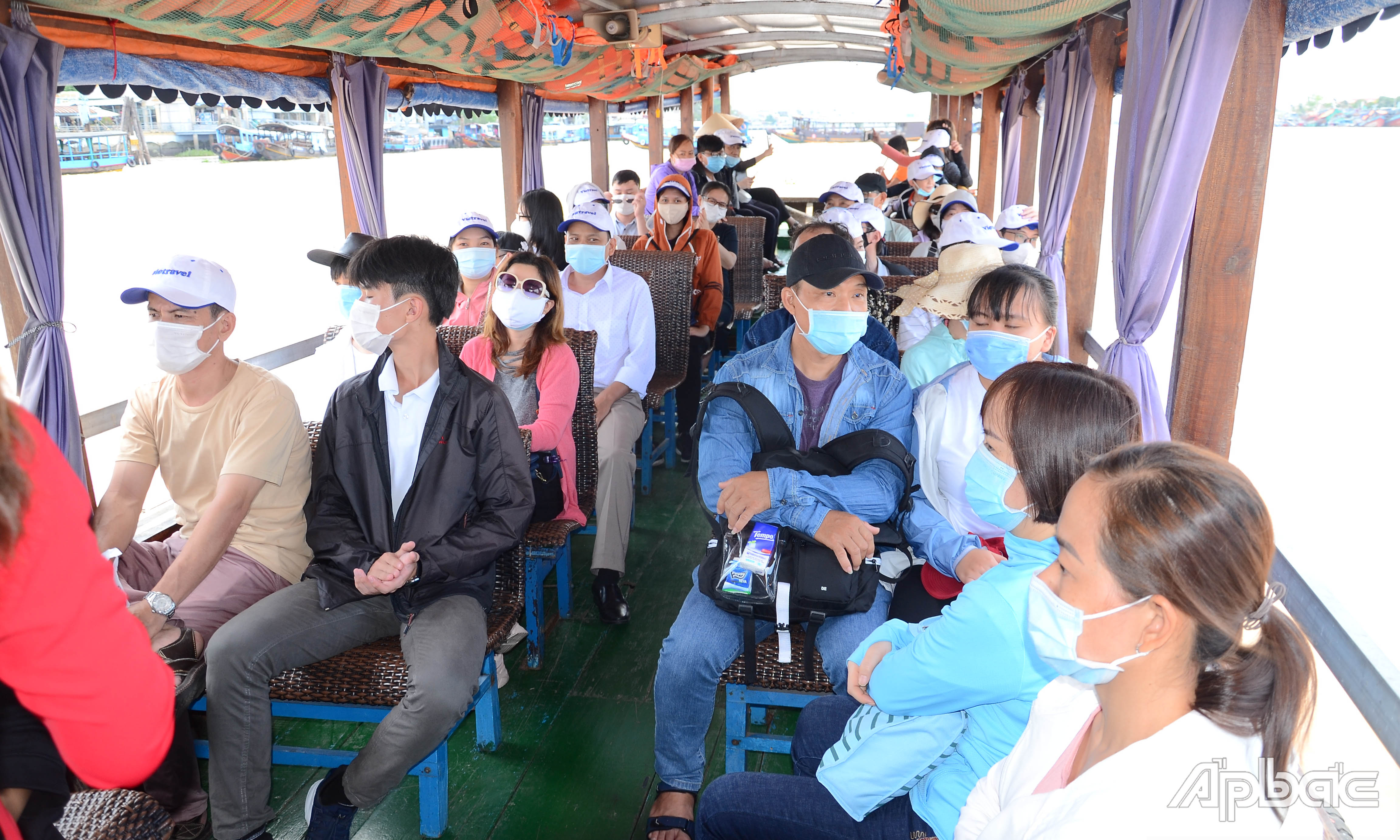 Khách du lịch xuống tàu di chuyển đến cù lao Thới Sơn.