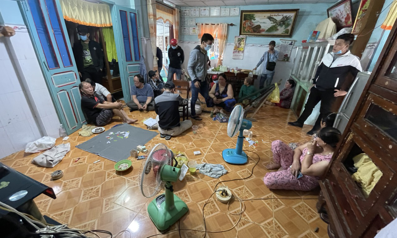 Hiện trường vụ đánh bạc. Ảnh: Cơ quan Công an.