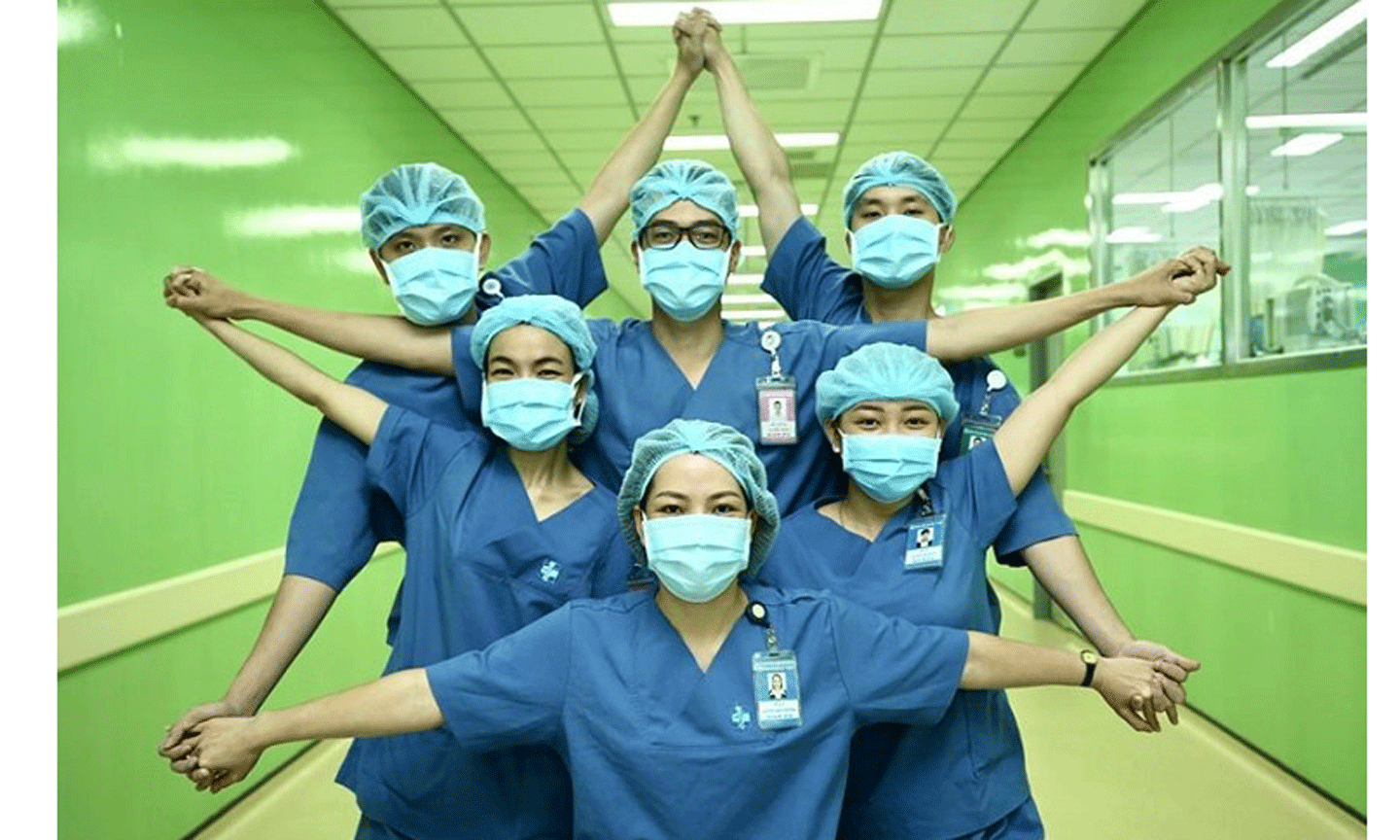 Các y, bác sỹ lan tỏa thông điệp cả nước chung tay quyết tâm chống dịch COVID-19.