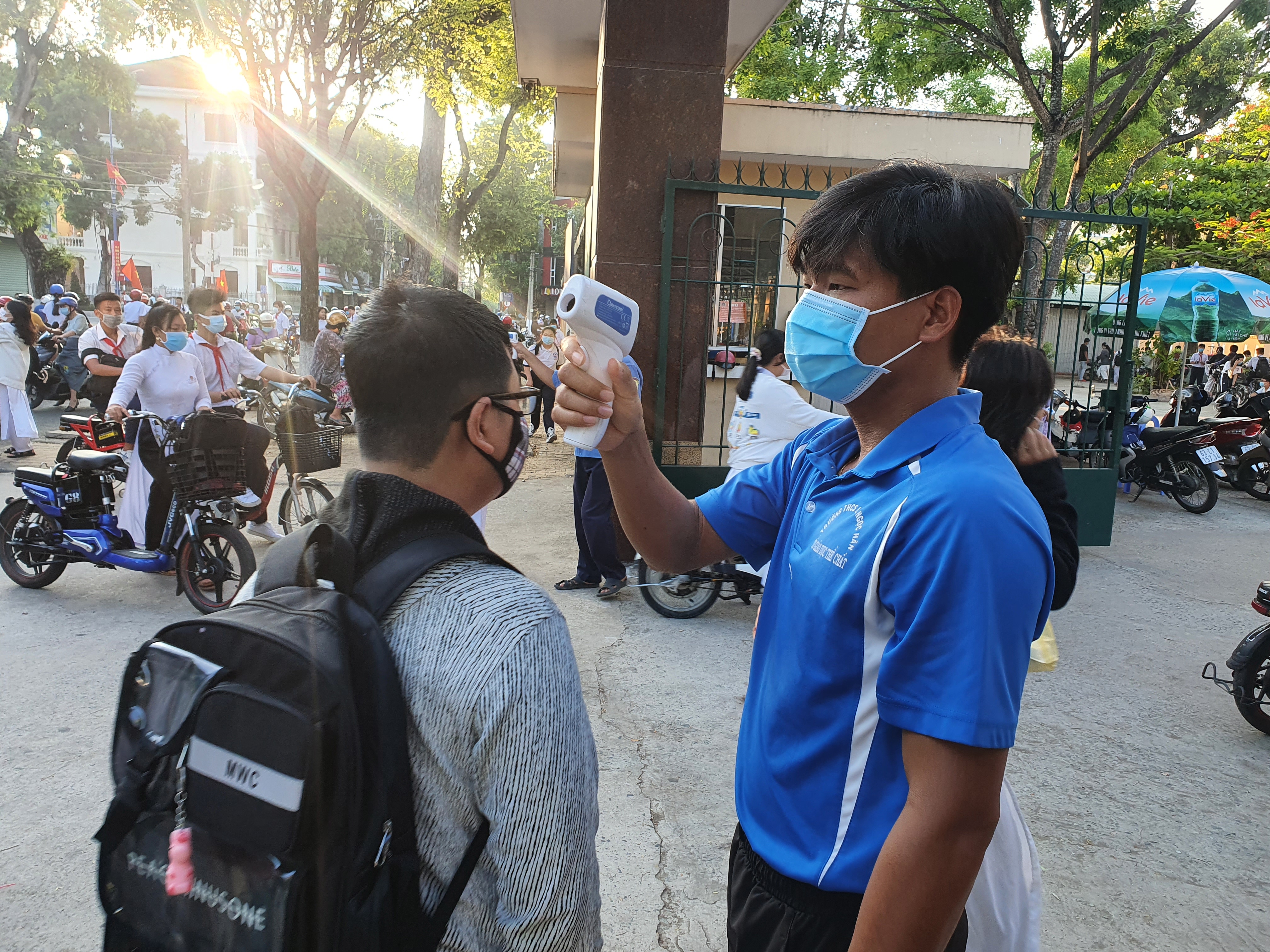 Học sinh Trường THCS Lê Ngọc Hân được kiểm tra thân nhiệt trước khi vào trường. 