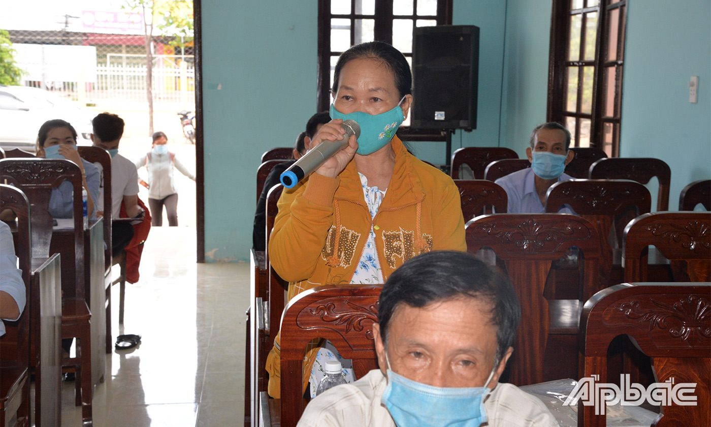 Cử tri phát biểu ý kiến tại buổi tiếp xúc.