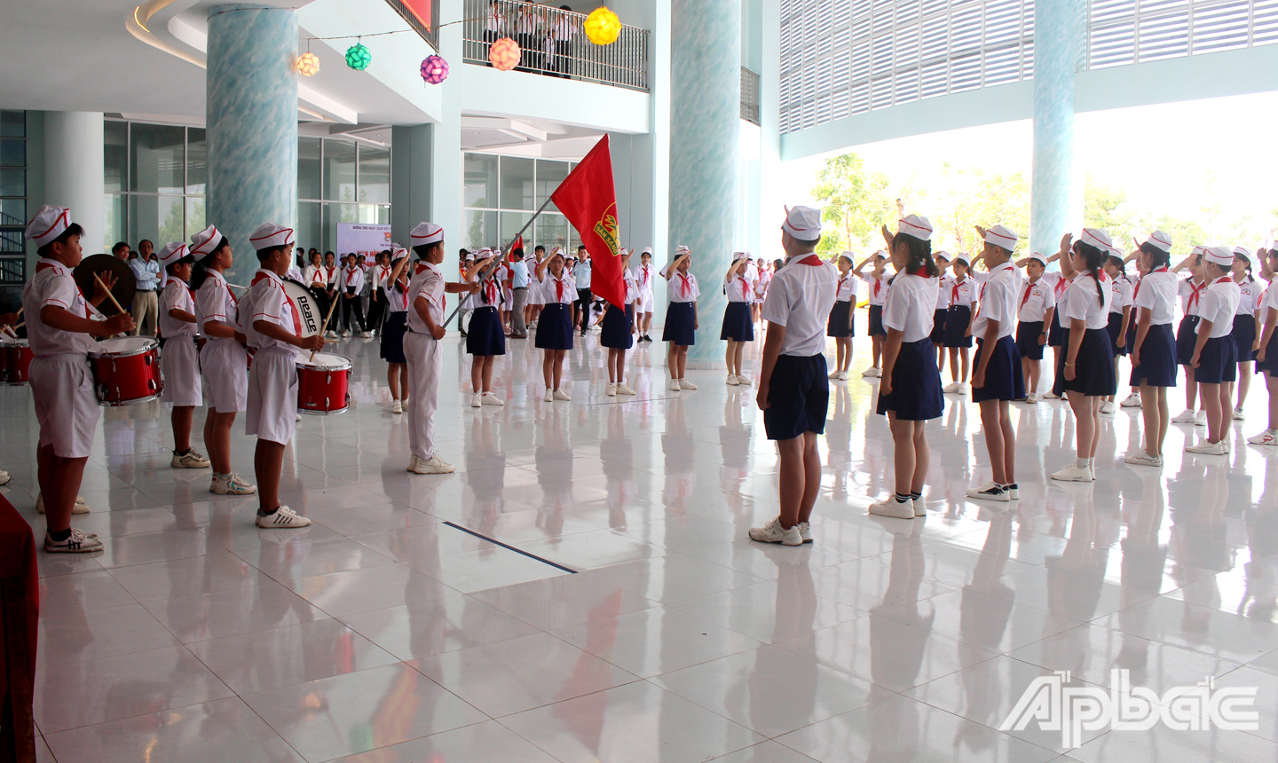Học sinh tham gia phần thi Nghi thức Đội