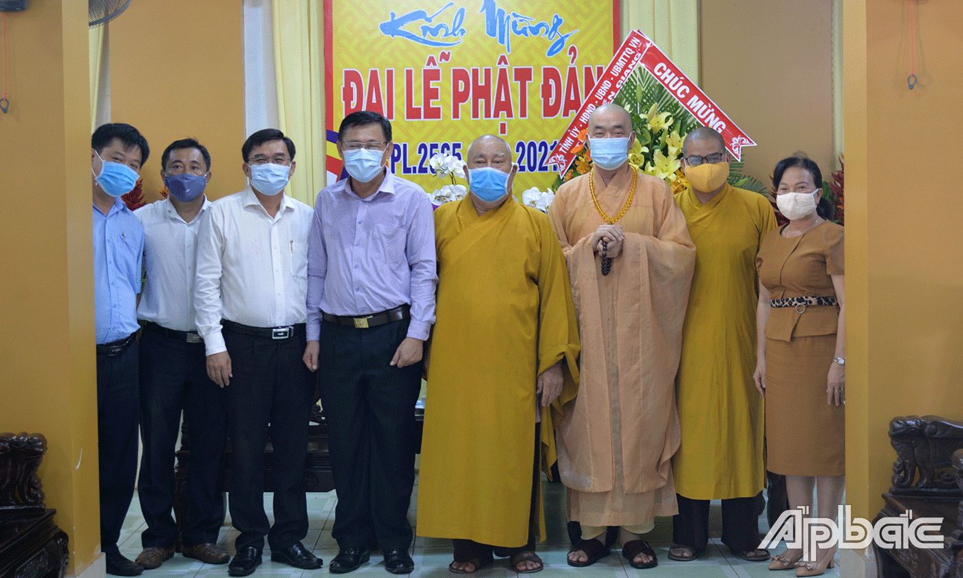 Đoàn lãnh đạo tỉnh thăm, chúc mừng đại lễ Phật đản tại Ban Trị sự giáo hội phật giáo tỉnh.