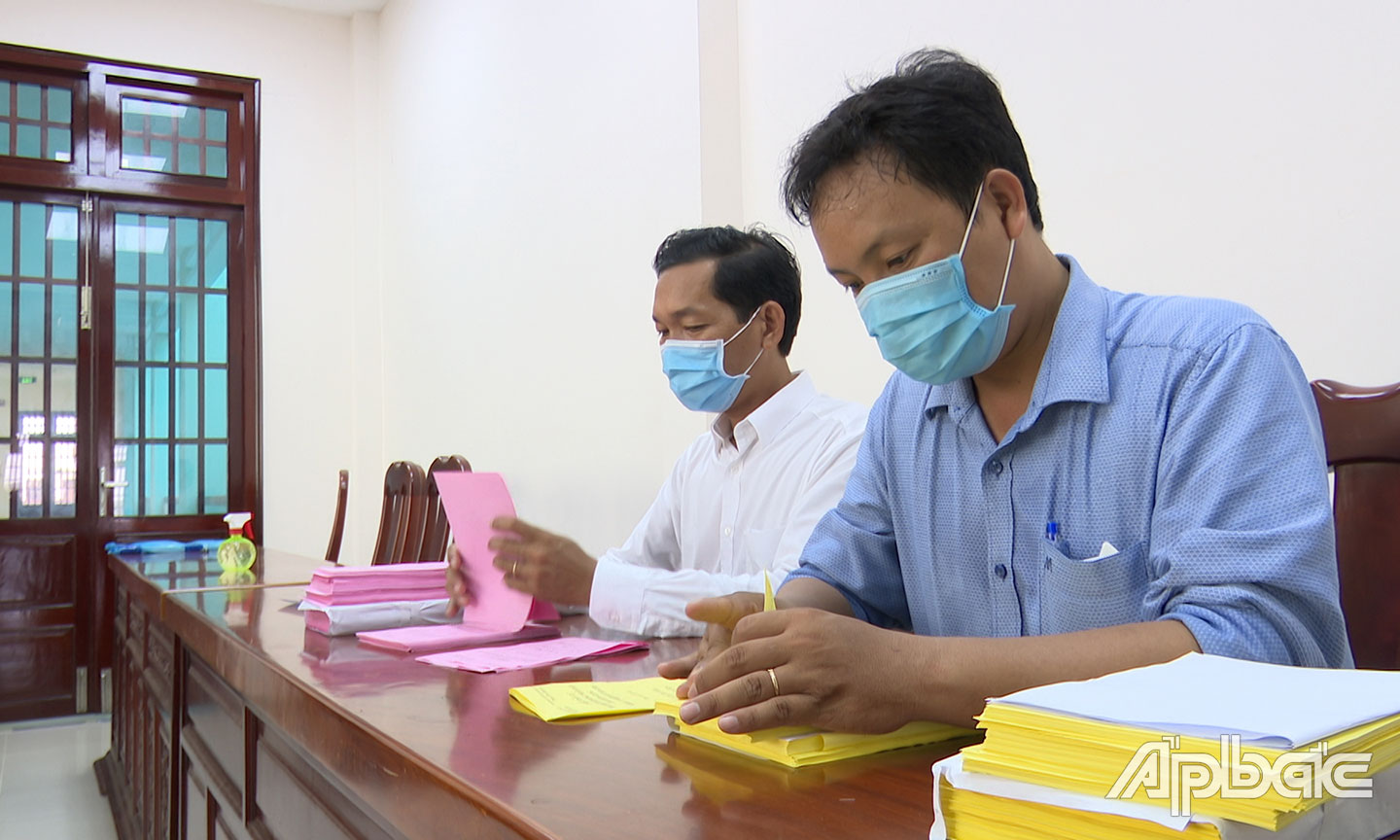Cán bộ Ủy ban Bầu cử huyện Tân Phú Đông kiểm, đếm phiếu trước khi chuyển về các xã trên địa bàn huyện.