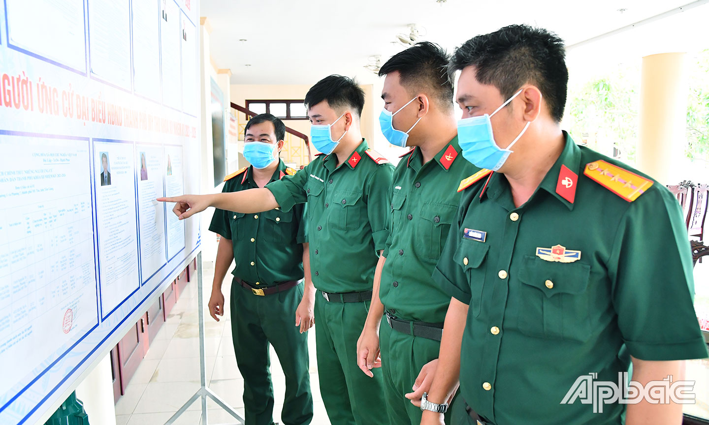 Cán bộ, chiến sĩ LLVT tỉnh xem tiểu sử tóm tắt các ứng cử viên.