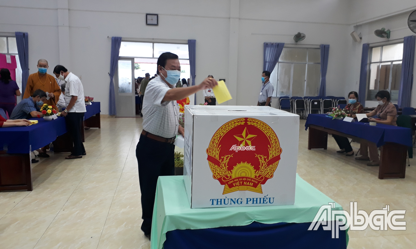 Đồng chí Nguyễn Ngọc Trầm, UVBTV Tỉnh ủy, Chủ nhiệm Ủy ban Kiểm tra Tỉnh ủy, bỏ phiếu tại phường 2, TP. Mỹ Tho.