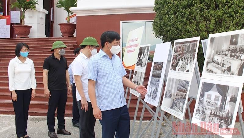 Visitors admire photos at the exhibition.