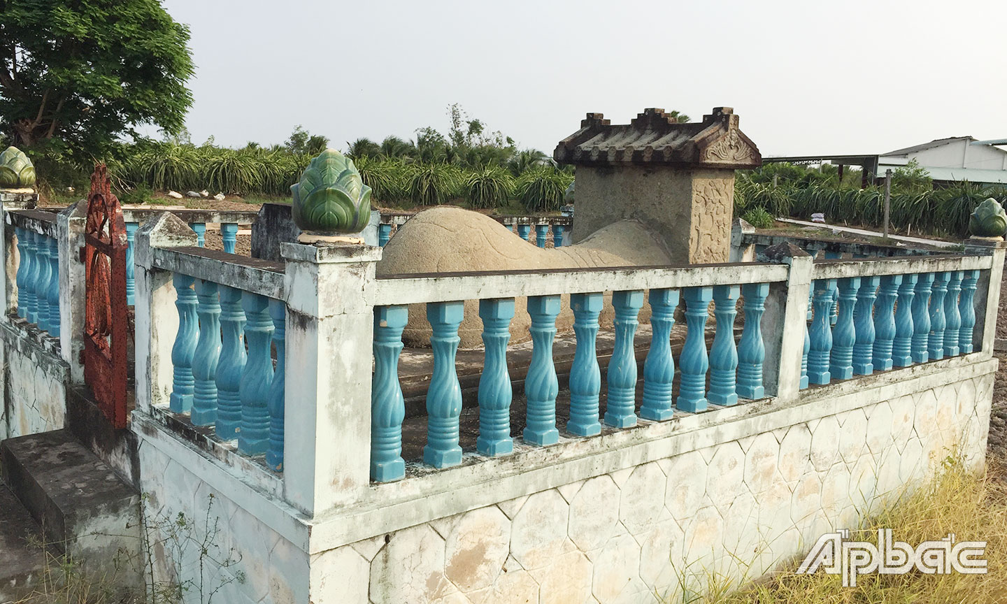 Mộ bà Lê Thị Lộc (xã Mỹ Tịnh An, huyện Chợ Gạo).