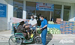 Thị đoàn Gò Công: Tặng quà cho người bán vé số, người dân khó khăn do dịch Covid-19