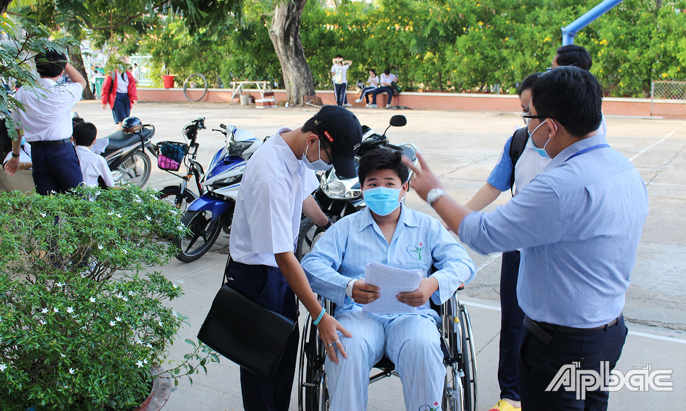 Cổ vũ, động viên thí sinh đặc biệt.