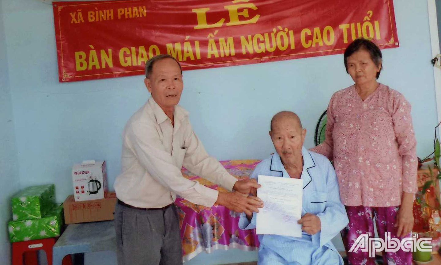 Ông Tám thăm, tặng quà NCT (ảnh được chụp trước khi dịch Covid-19 bùng phát).