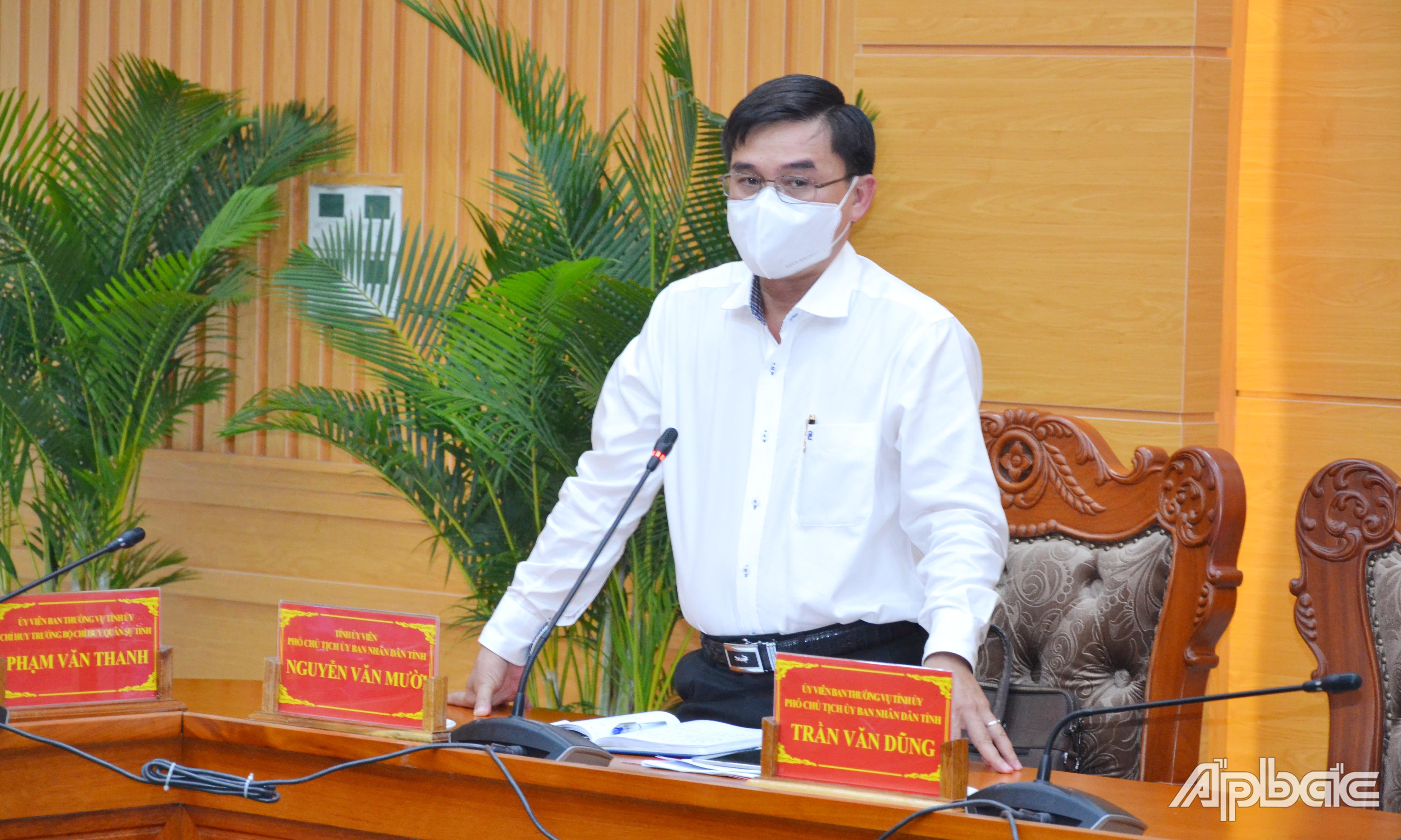 Phó Chủ tịch UBND tỉnh Nguyễn Văn Mười phát biểu tại phiên họp.