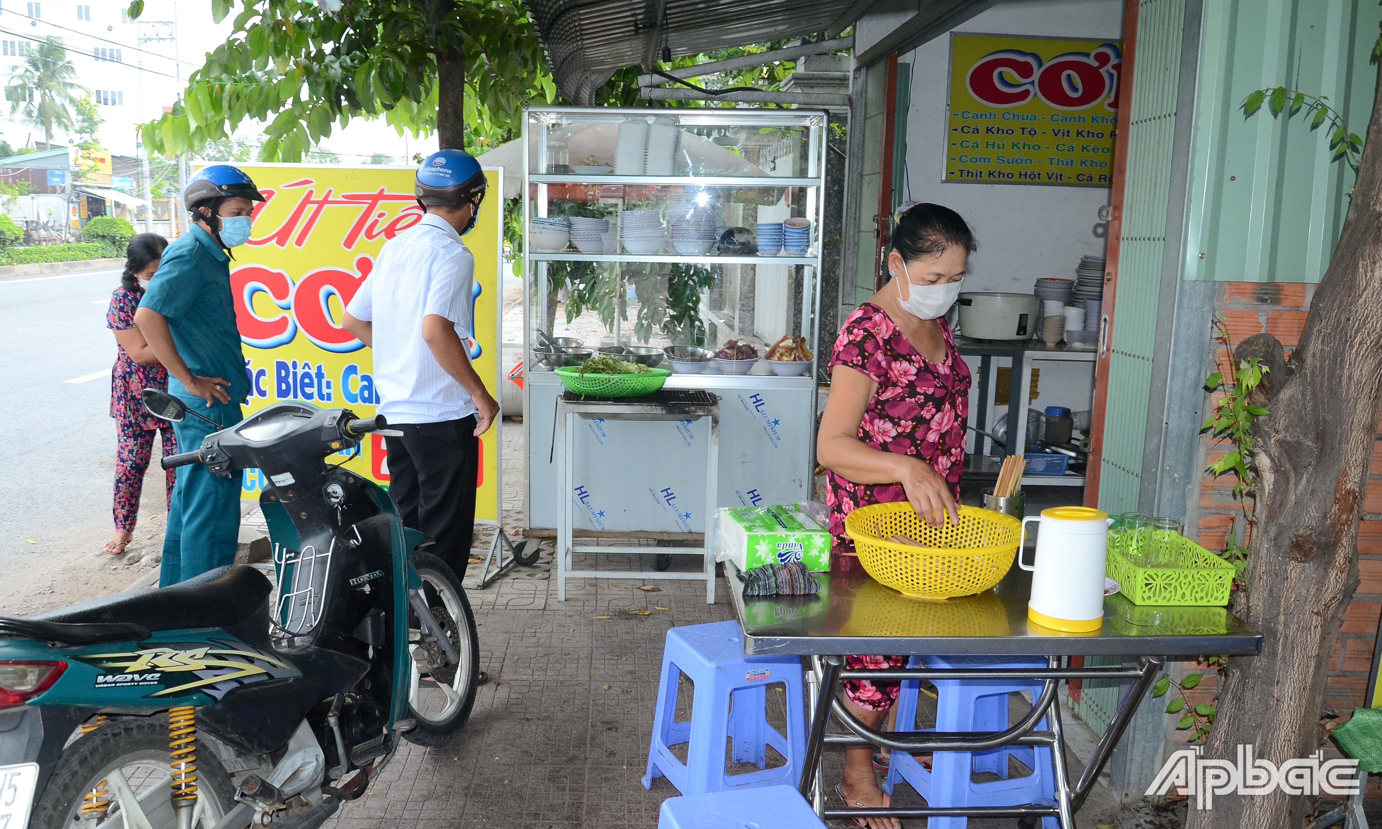 Lực lượng chức năng phường 10, TP. Mỹ Tho kiểm tra, nhắc nhở quán cơm trên tuyến Quốc lộ 60 chấp hành việc tạm dừng hoạt động.