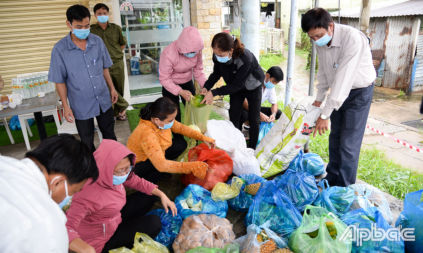 Phân chia rau củ quả thành nhiều túi nhỏ.