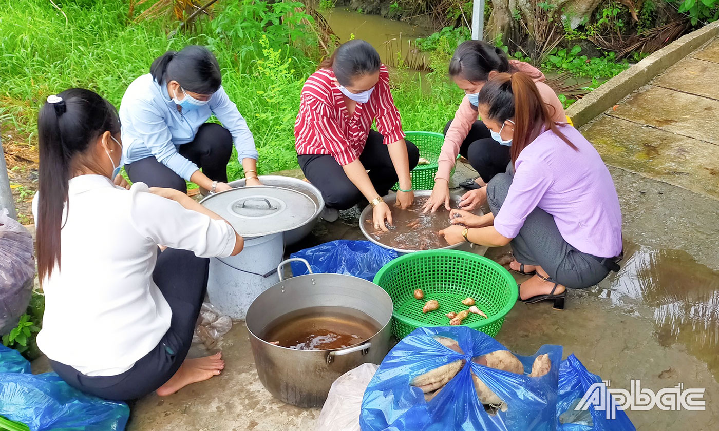 Các đoàn viên, thanh niên và hội viên tham gia luộc khoai lang cung cấp cho các điểm phong tỏa và khu cách ly tập trung.