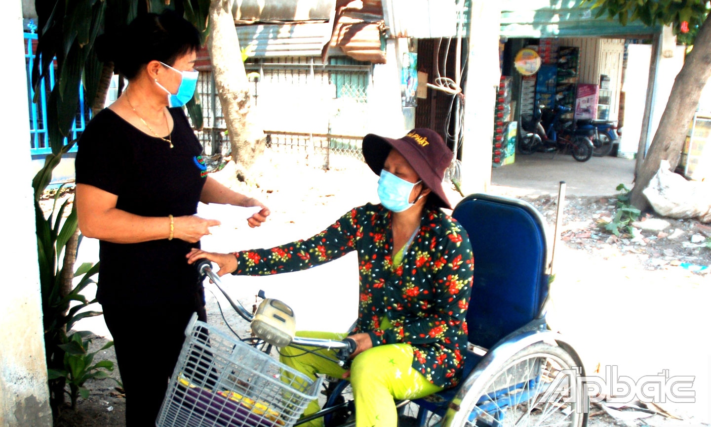 Bà Dung thăm hỏi, tặng quà NNCĐDC. 