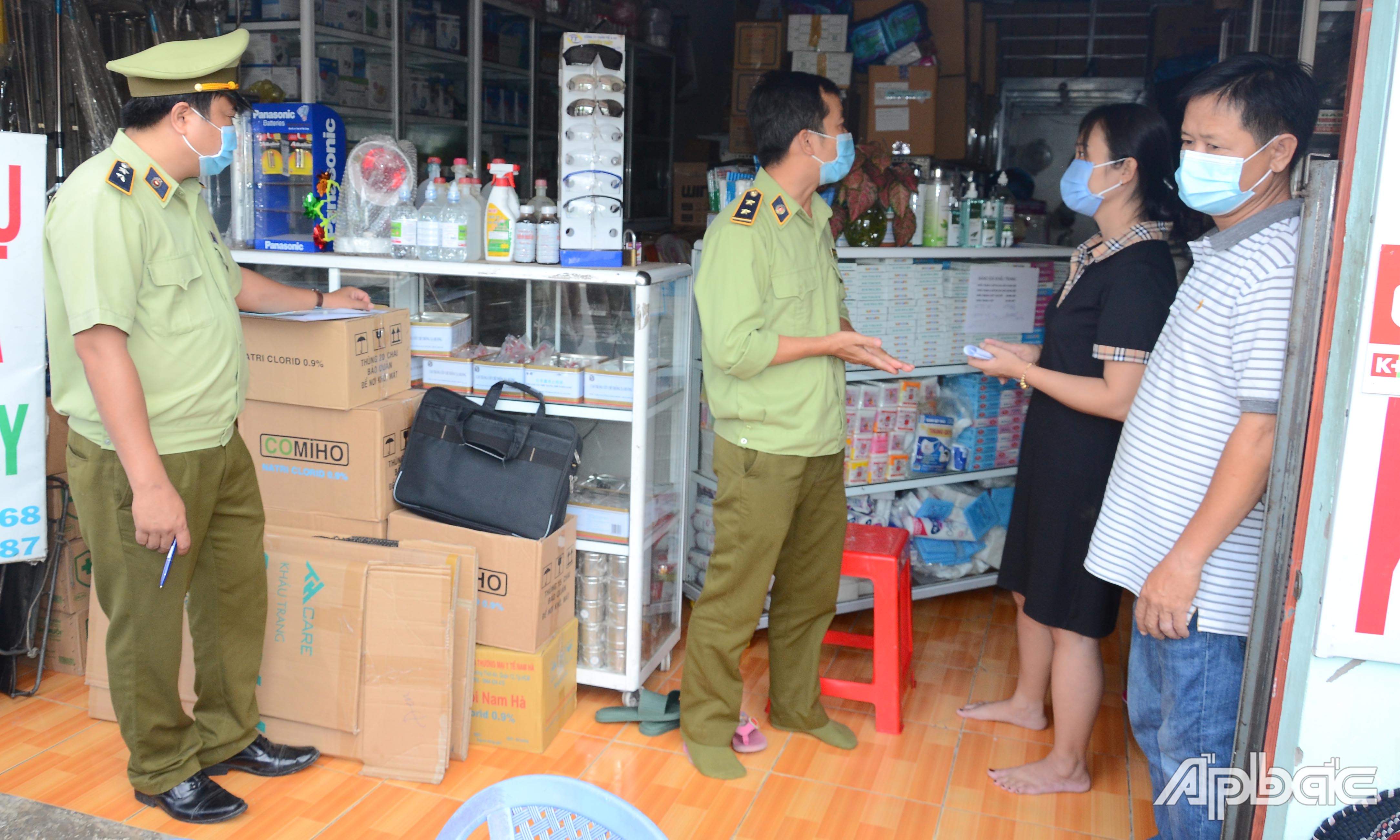 Lực lượng chức năng kiểm tra việc kinh doanh trang thiết bị y tế tại một cơ sở trên địa bàn TP. Mỹ Tho