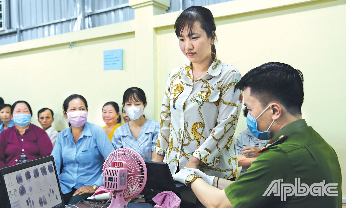 Người dân làm Căn cước công dân tại Công an huyện Chợ gạo.                                          Ảnh: LÂM THẢO