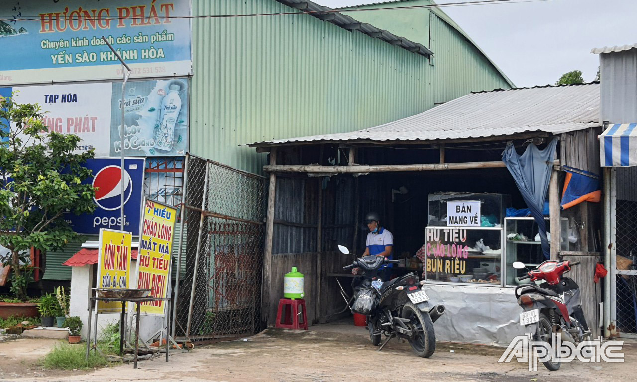 Một quán ăn tại huyện Tân Phước chỉ bán mang về.
