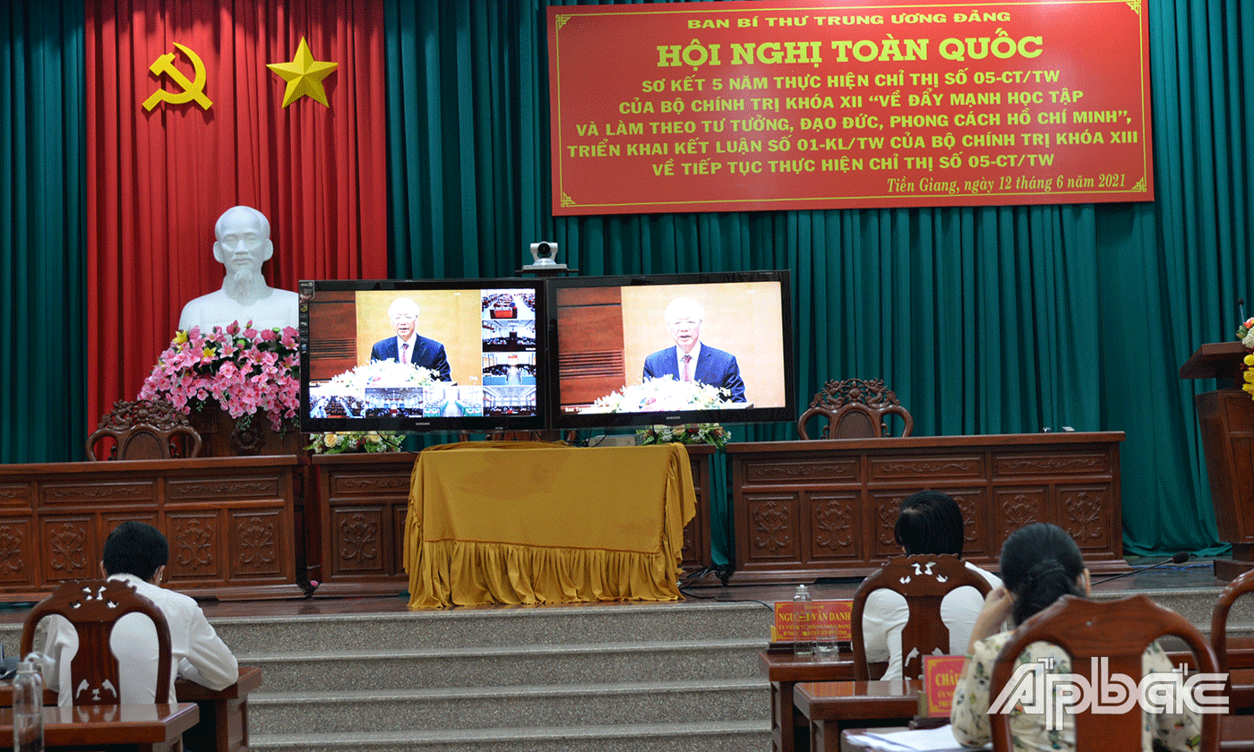 Tổng Bí thư Nguyễn Phú Trọng phát biểu tại hội nghị (chụp tại điểm cầu tỉnh Tiền Giang).
