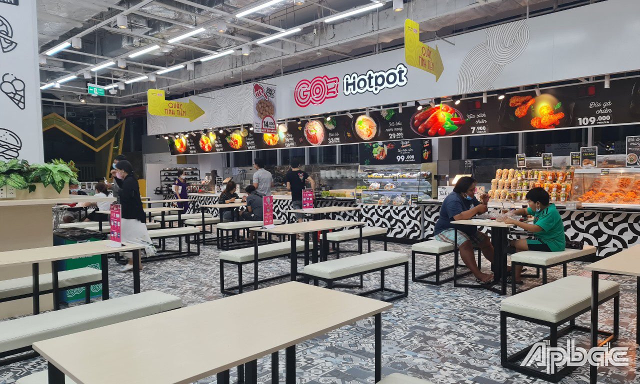 Cửa hàng thức ăn còn bán cho khách ăn tại chỗ bên trong Trung tâm Thương mại Go! Mỹ Tho.
